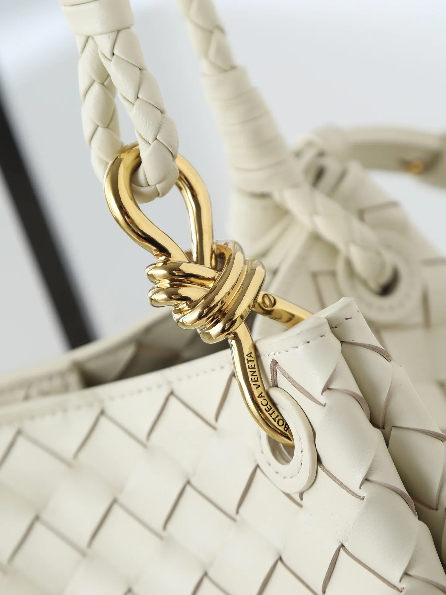 1300. BV's new intrecciato woven leather shoulder bag 🪂 835921 comes with a detachable diagonal shoulder strap and comes with a mini bag inside. The appearance retains the unique design of BV woven leather. The parachute bag is a bag that makes people fall in love before seeing the real thing. The small golden knot embellishment is full of simple and high-end sense to meet your needs in different occasions. Size: 29.5X18.5X17.5cm